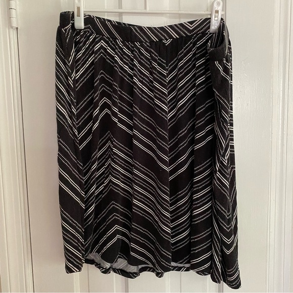 Old Navy Dresses & Skirts - Chevron Print Skirt